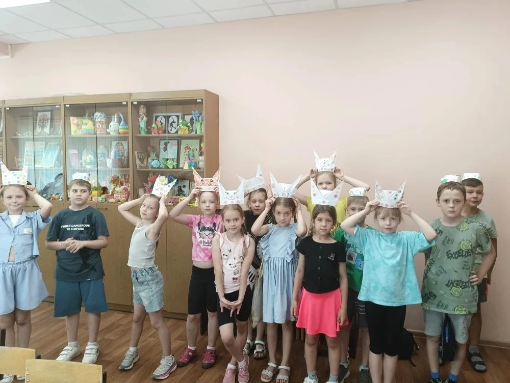 🌿На занятии по летней краткосрочной программе "Креативная бумага" дети изготовили головные уборы ра