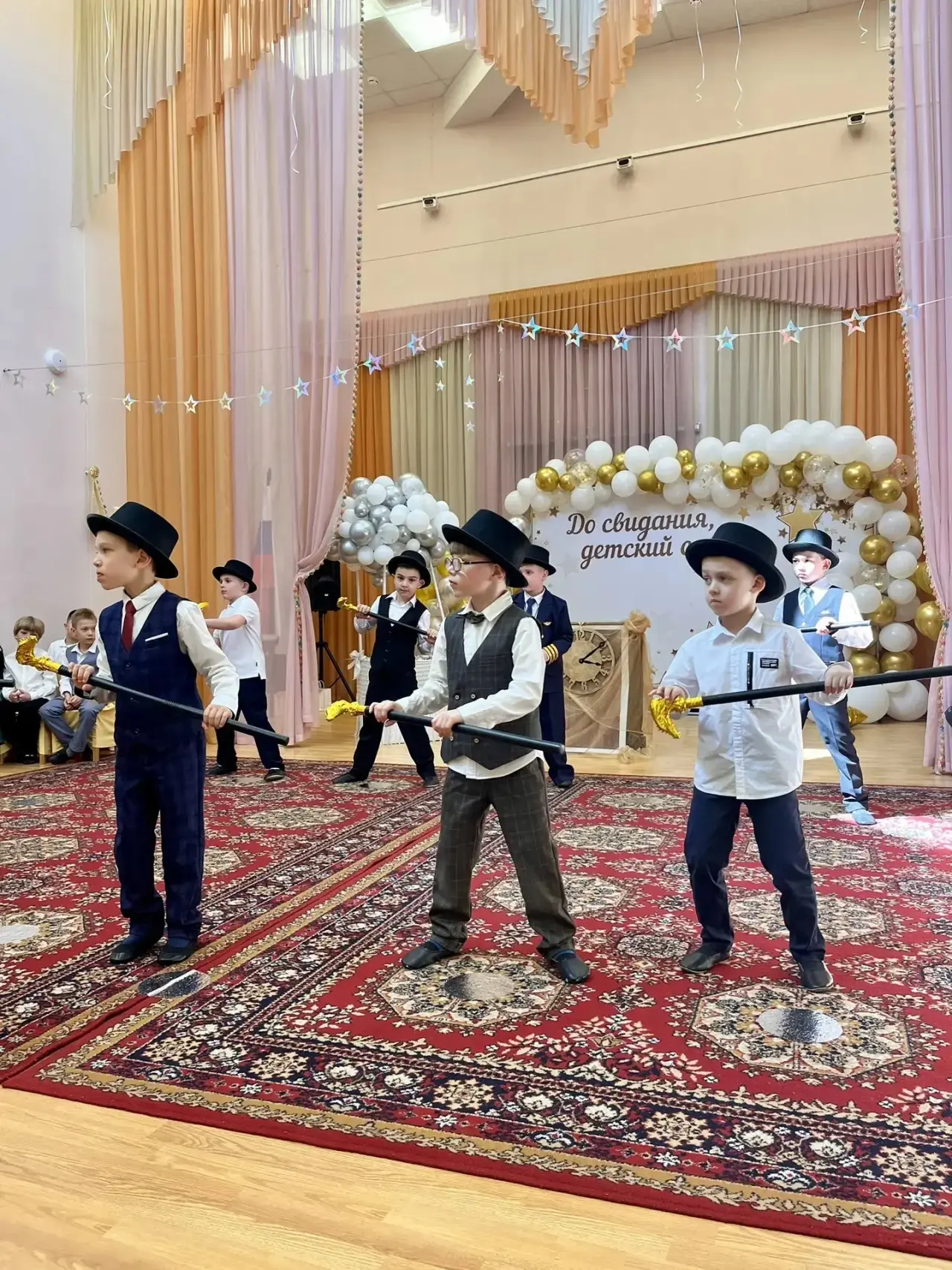 🎊 В дошкольных корпусах проходят самые трогательные и запоминающиеся праздники — выпускные у воспита