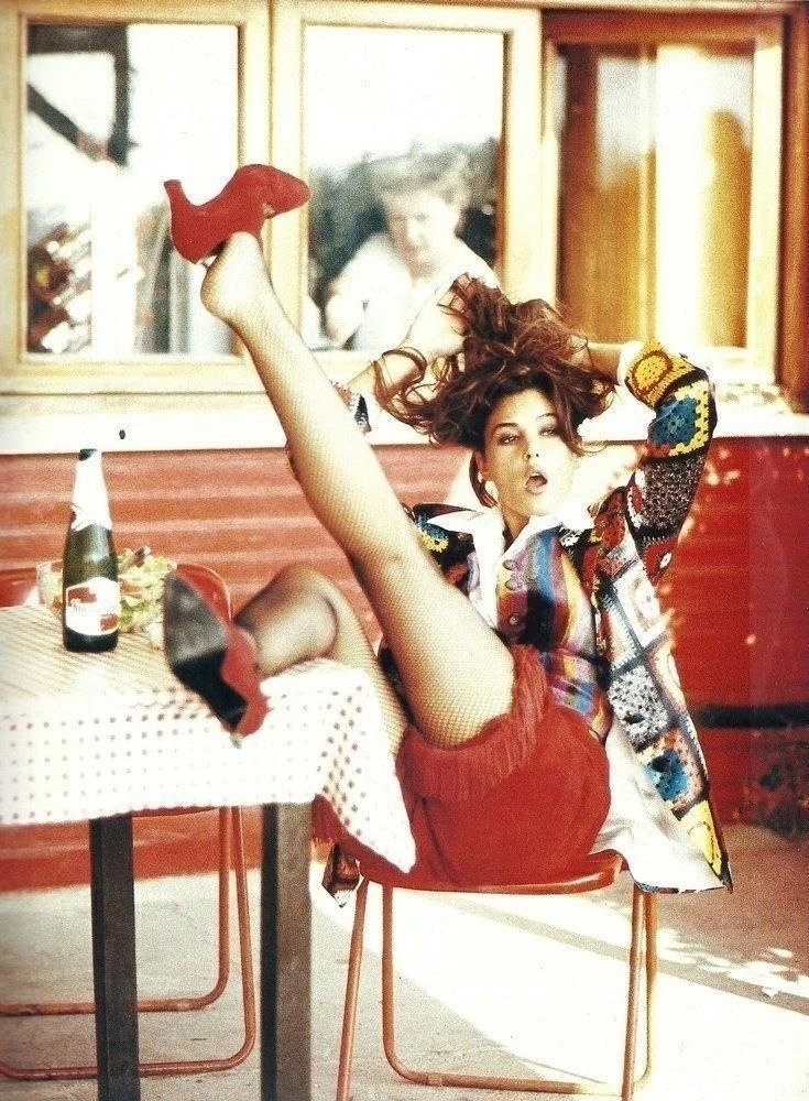 Забавная Моника Беллуччи для испанского Vogue. 1992 год Фотограф Андреа Бланч.

Monica Bellucci for 