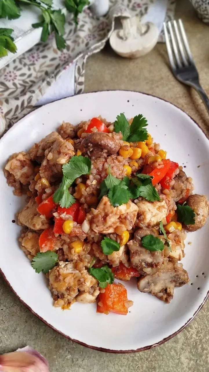 Обед: стир-фрай из гречки с курицей, грибами и разным другим   Кусочки грудки здесь получаются очень
