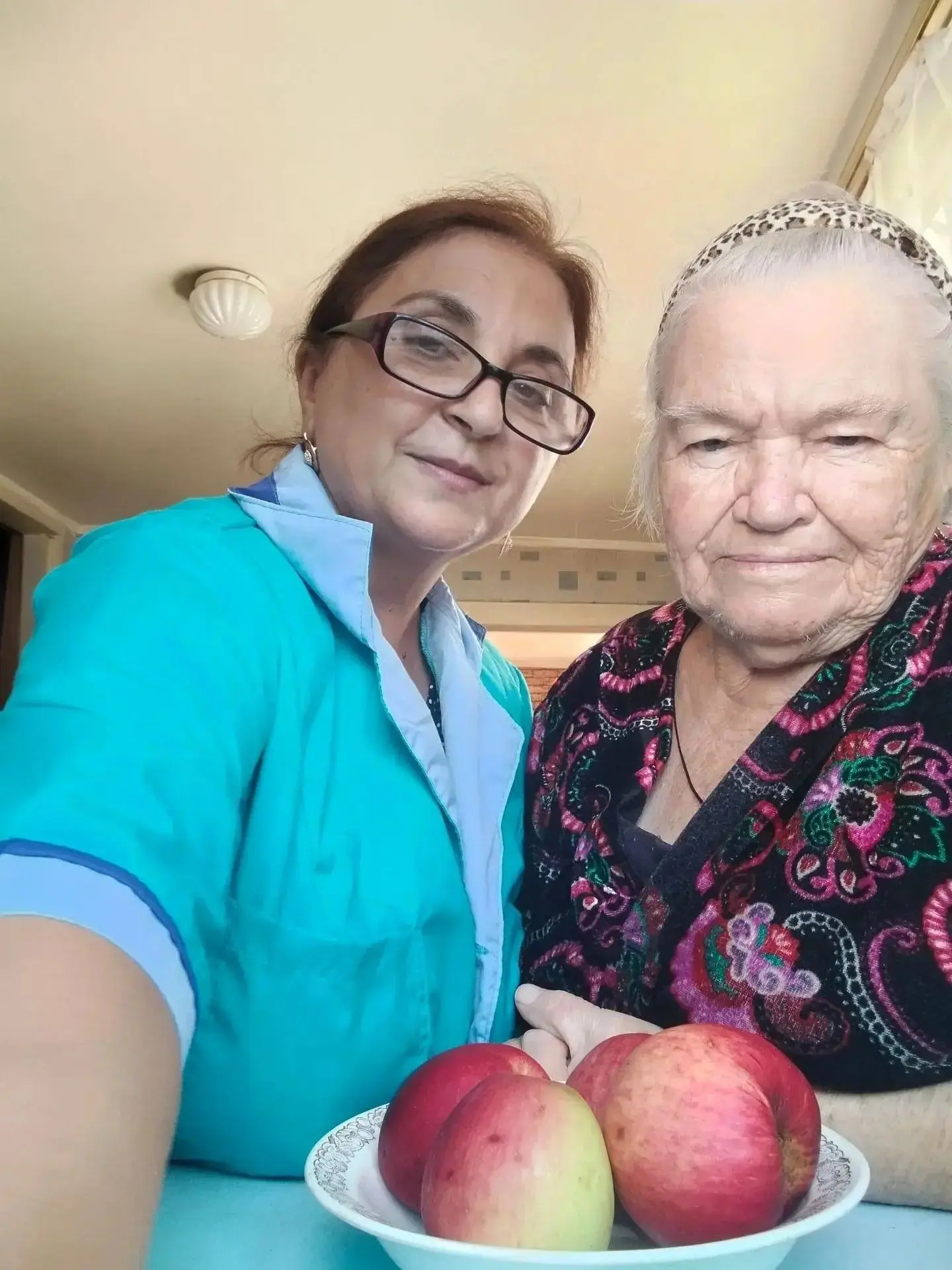 Сотрудники Центра поздравили получателей социальных услуг, состоящих на надомном обслуж...