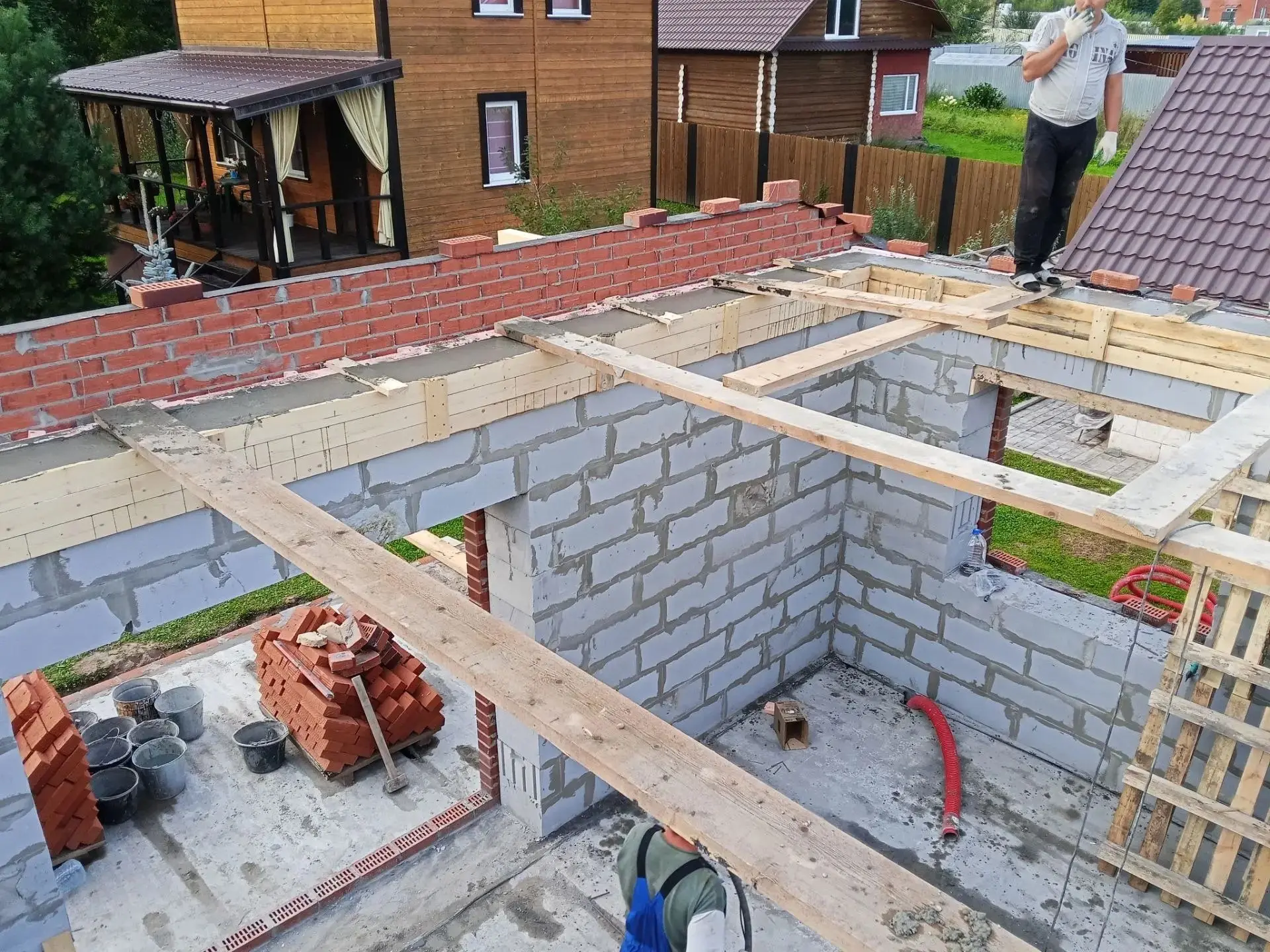 Завершаем лето с важным этапом строительства! 💪🏗️ Заливаем армопояс на нашем объекте ...
