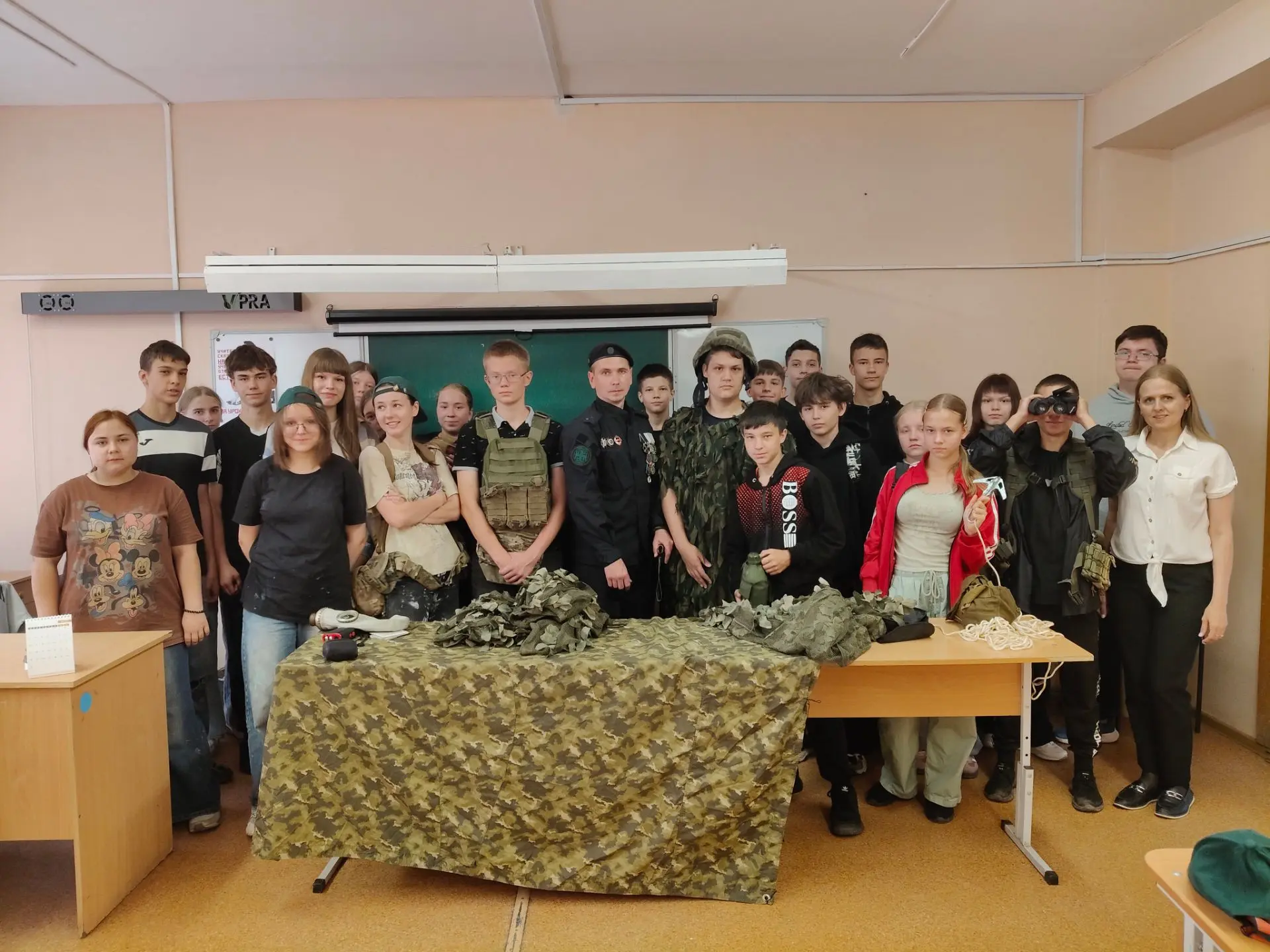 💯Урок мужества для участников  трудовых отрядов мэра в Ленинском районе провёл ветеран специальной 