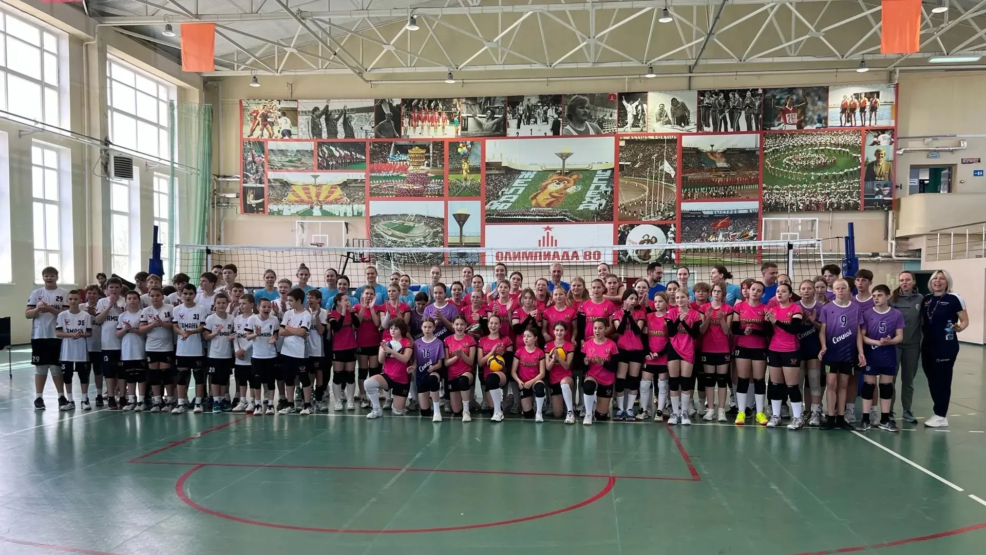 🏆 Сыграть на одной площадке с кумиром — мечта любого спортсмена, а для юных волейболистов Темрюкског