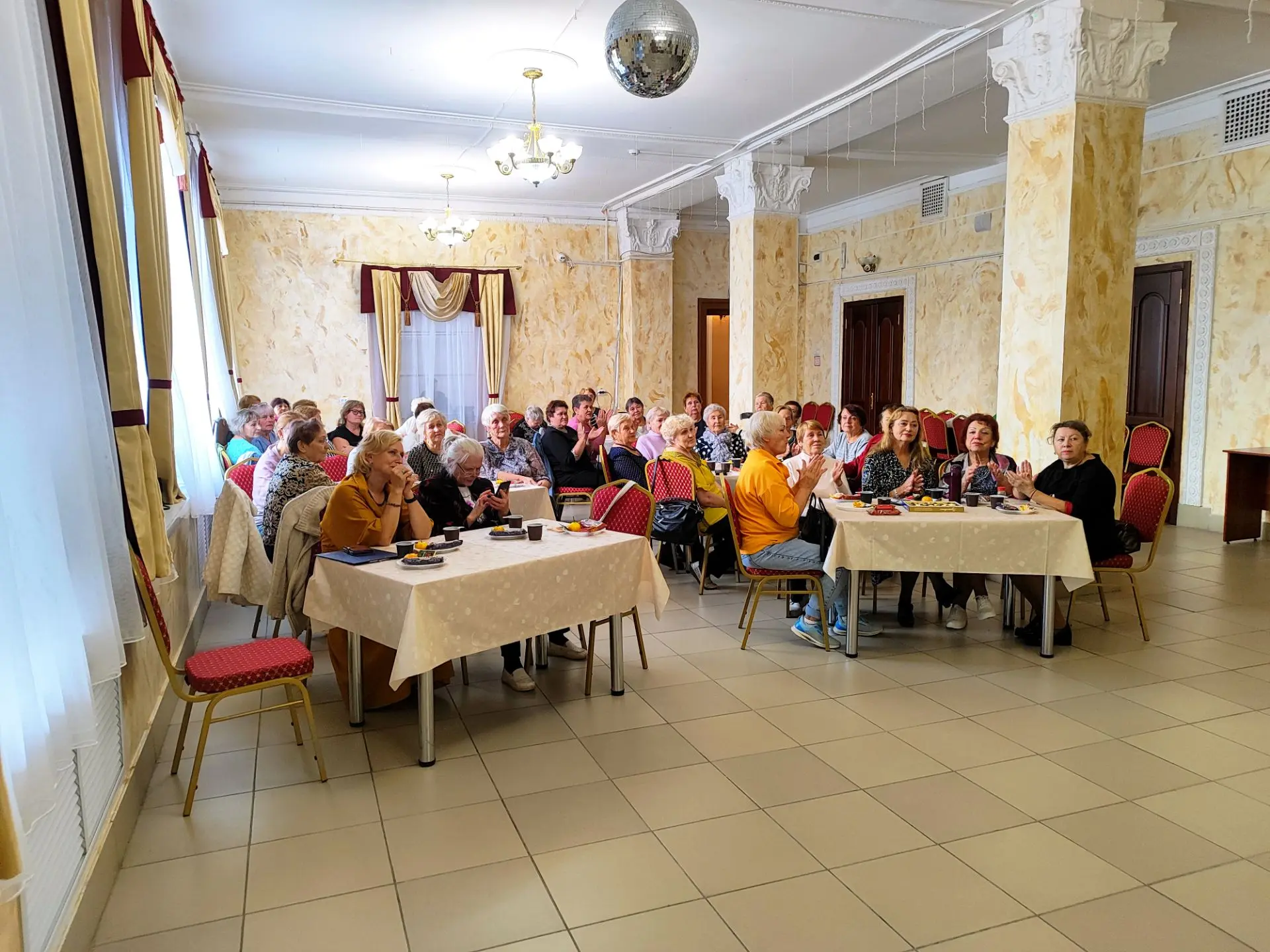 «А в сердце молодость поёт»