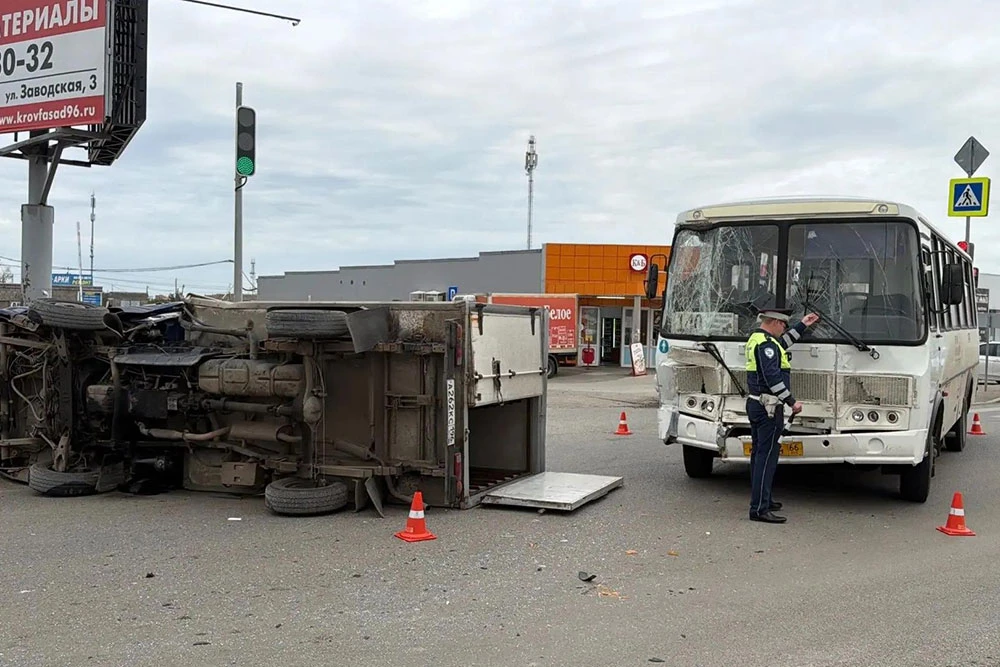 В Каменском районе в поселке Мартюш перекрестке улиц Гагарина и Школьной автобус попал ...