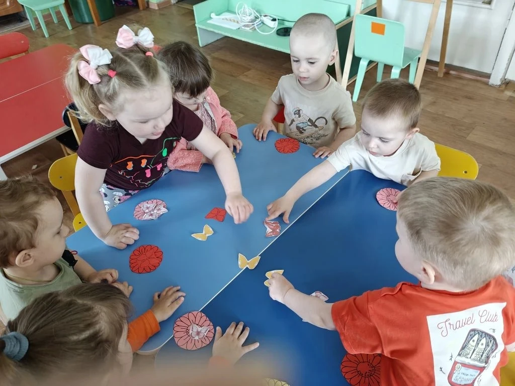 Сегодня в первой младшей группе №5 прошло занятие на тему "Насекомые".