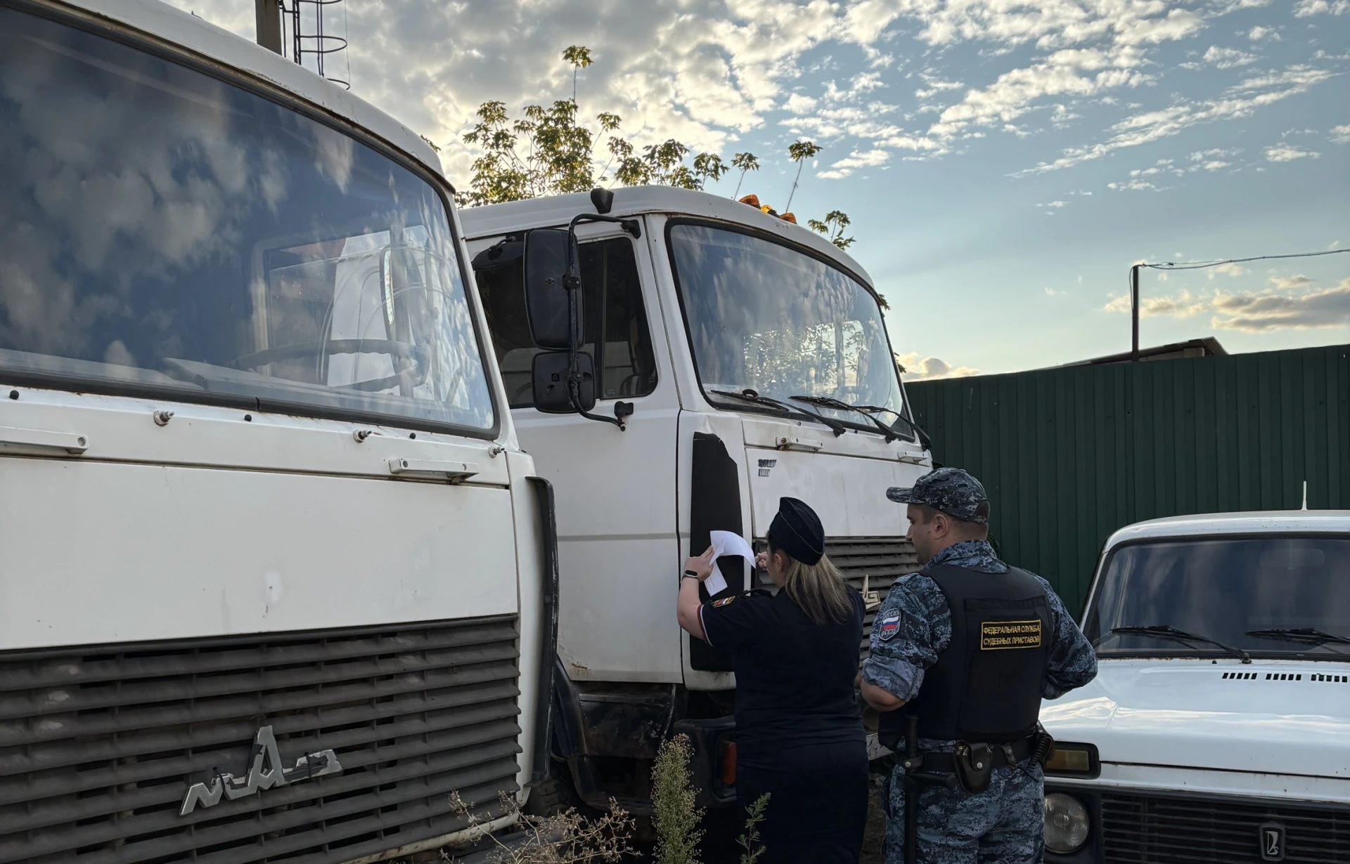 👮  В Красноармейском районе арестовали девять самосвалов у отца и сына за долги более ...