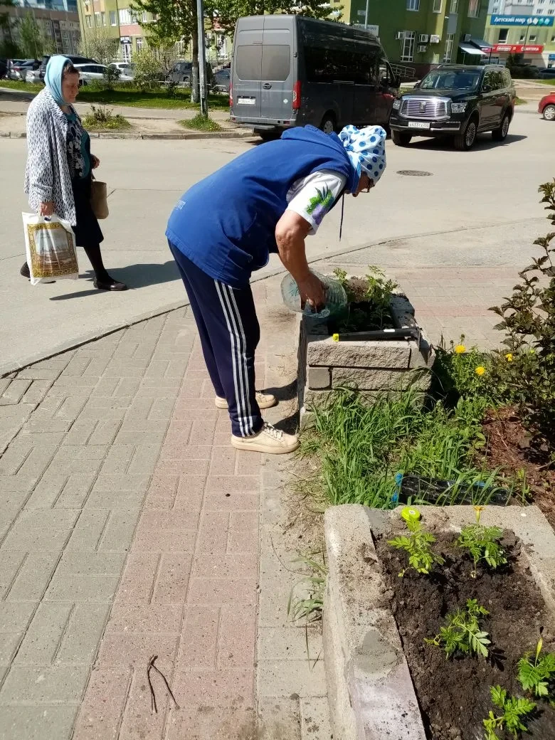 Начали высаживать цветы в вазоны на придомовой территории ЖК "Седьмое небо". К лету и теплу готовы!