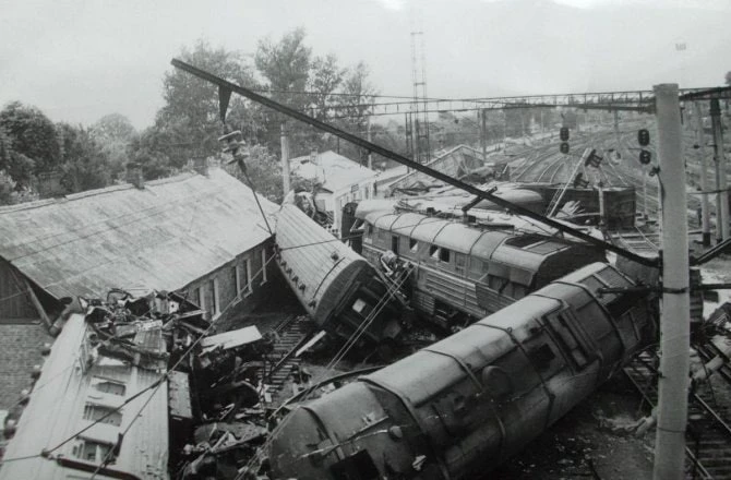 12 июня 1987 года грузовой поезд с отказавшими из-за перекрытия концевых кранов тормоза...