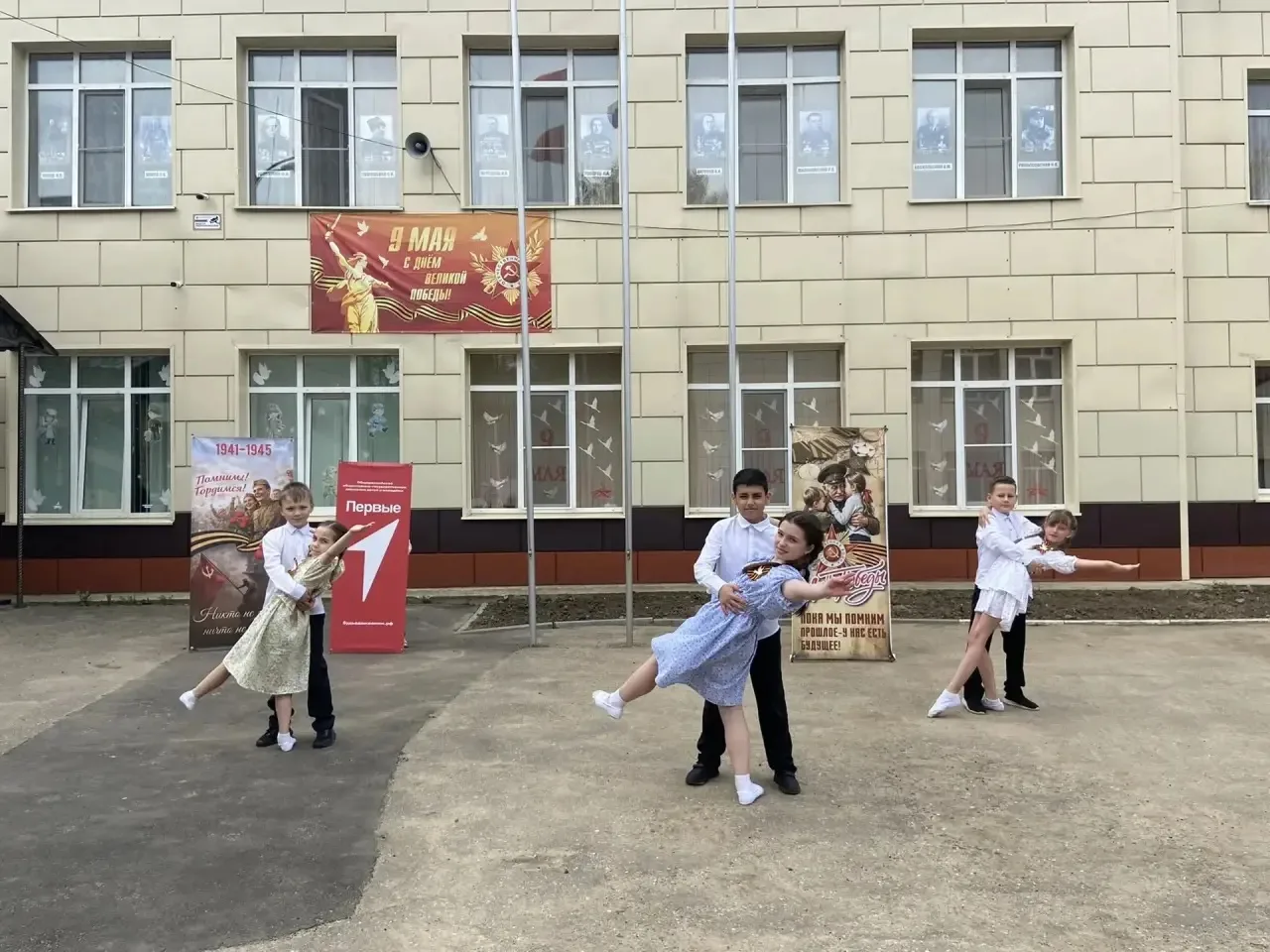 Обучающиеся школы-интерната присоединились к масштабной акции "Вальс Победы".