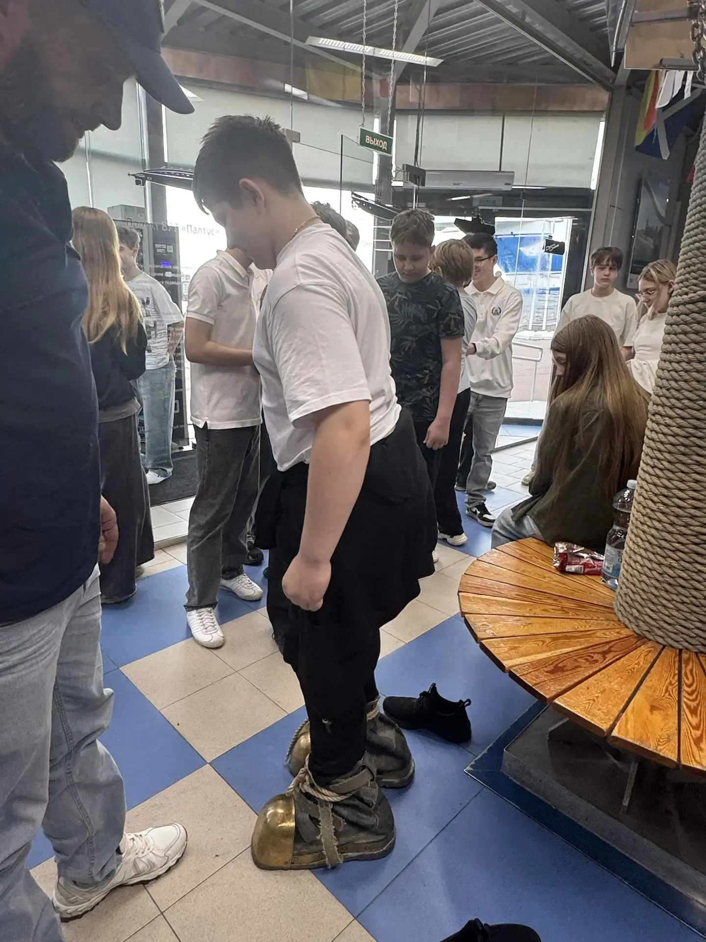 🎉 В День водолаза семиклассникам (7Ж и 7Е) крупно повезло!  Ребята не только посетили подводную лодк