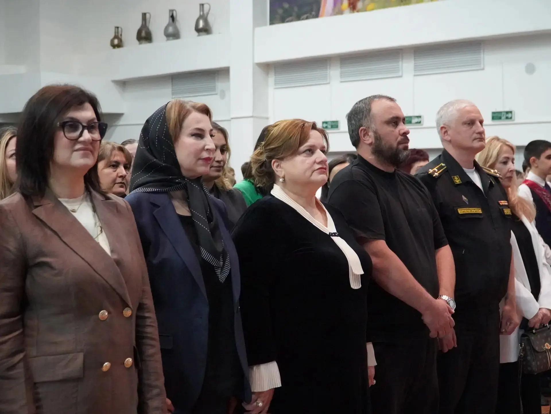 «Экзамены кончатся скоро, последний звонок прозвенит, простимся со школой, с жизнью весёлой, прощайт