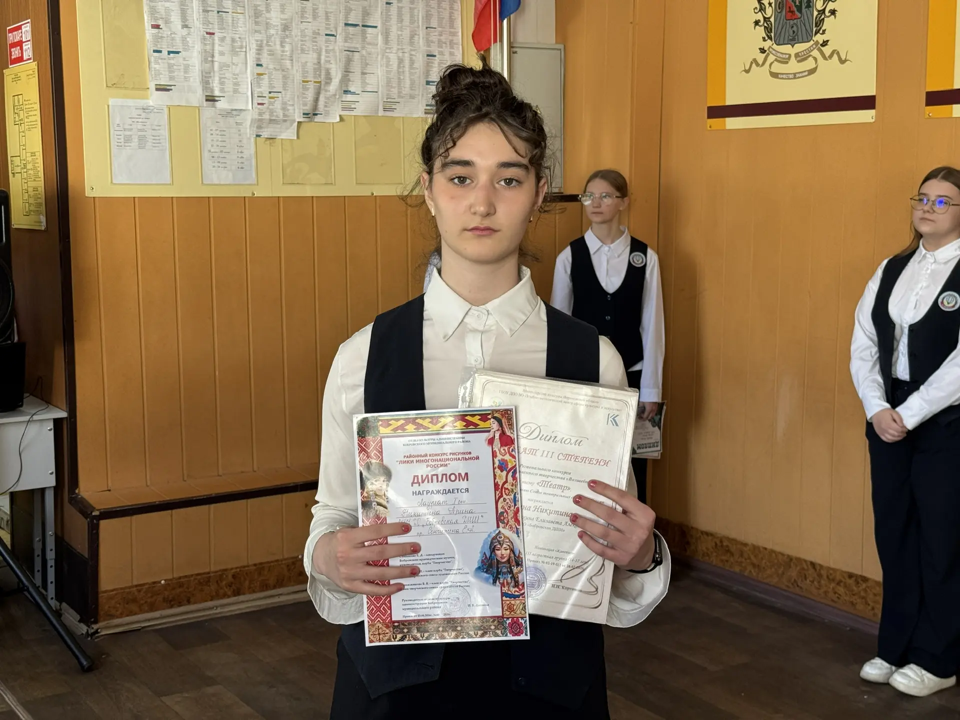 🇷🇺 Торжественная линейка  В нашей школе каждый понедельник проходит торжественная линейка, посвящённ