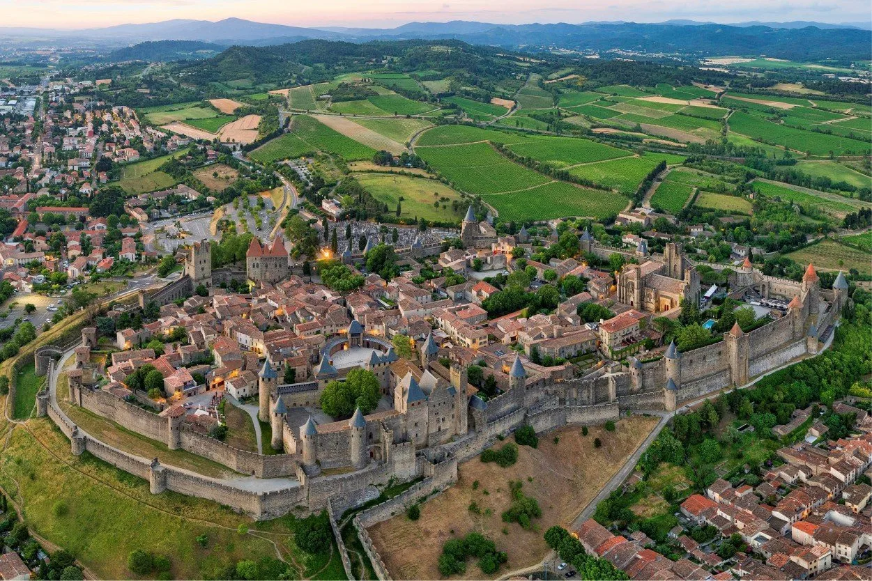 КАРКАССОН. 
 
КАРКАССОН, Каркассонн (Carcassonne), город во Франции, в регионе Лангедок-Руссильон, а