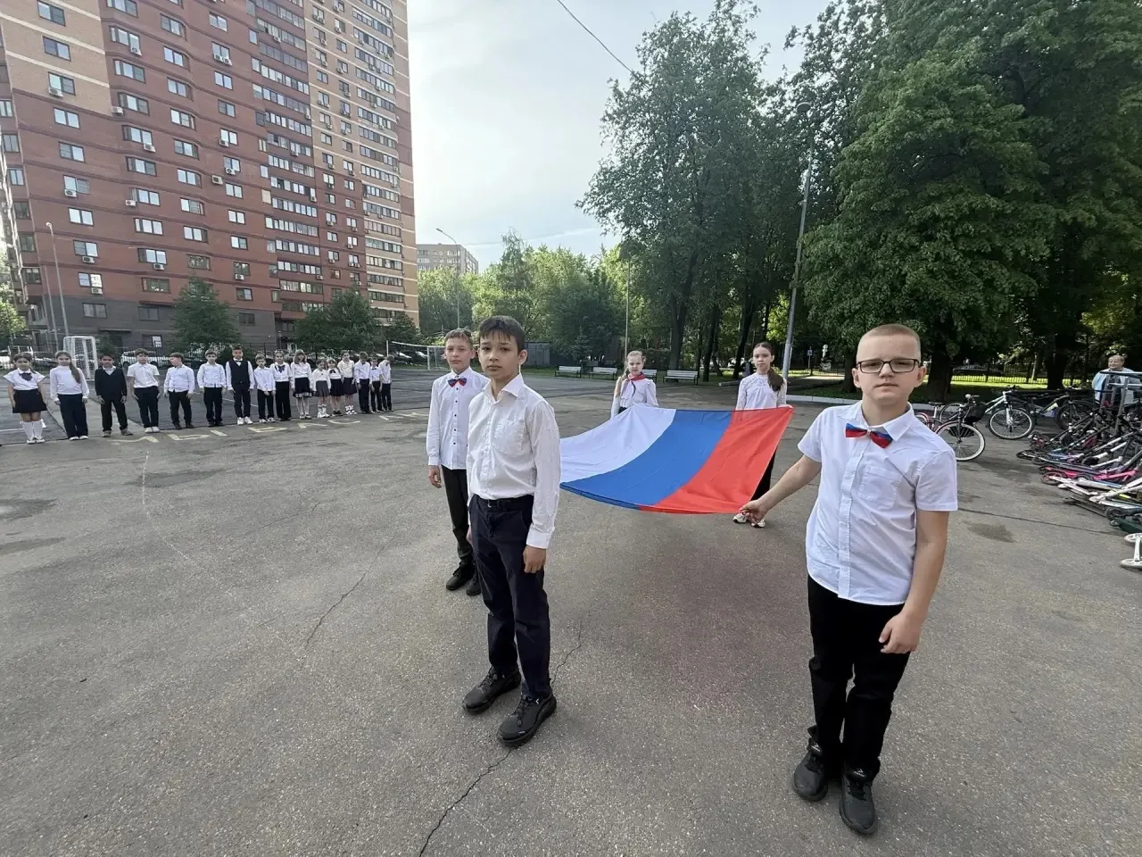 🇷🇺Понедельник в школе традиционно начался с  церемония поднятия Государственного флага и исполнения 