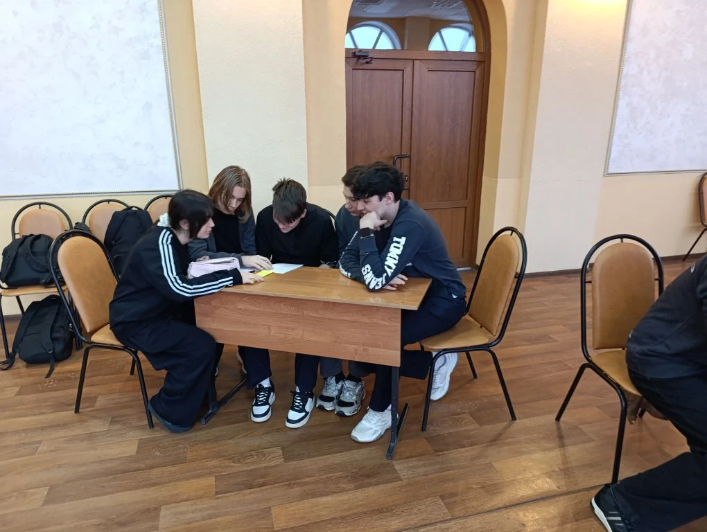 У нас сегодня в школе кипели страсти! Девятиклассники и десятиклассники сражались в геометрическом т