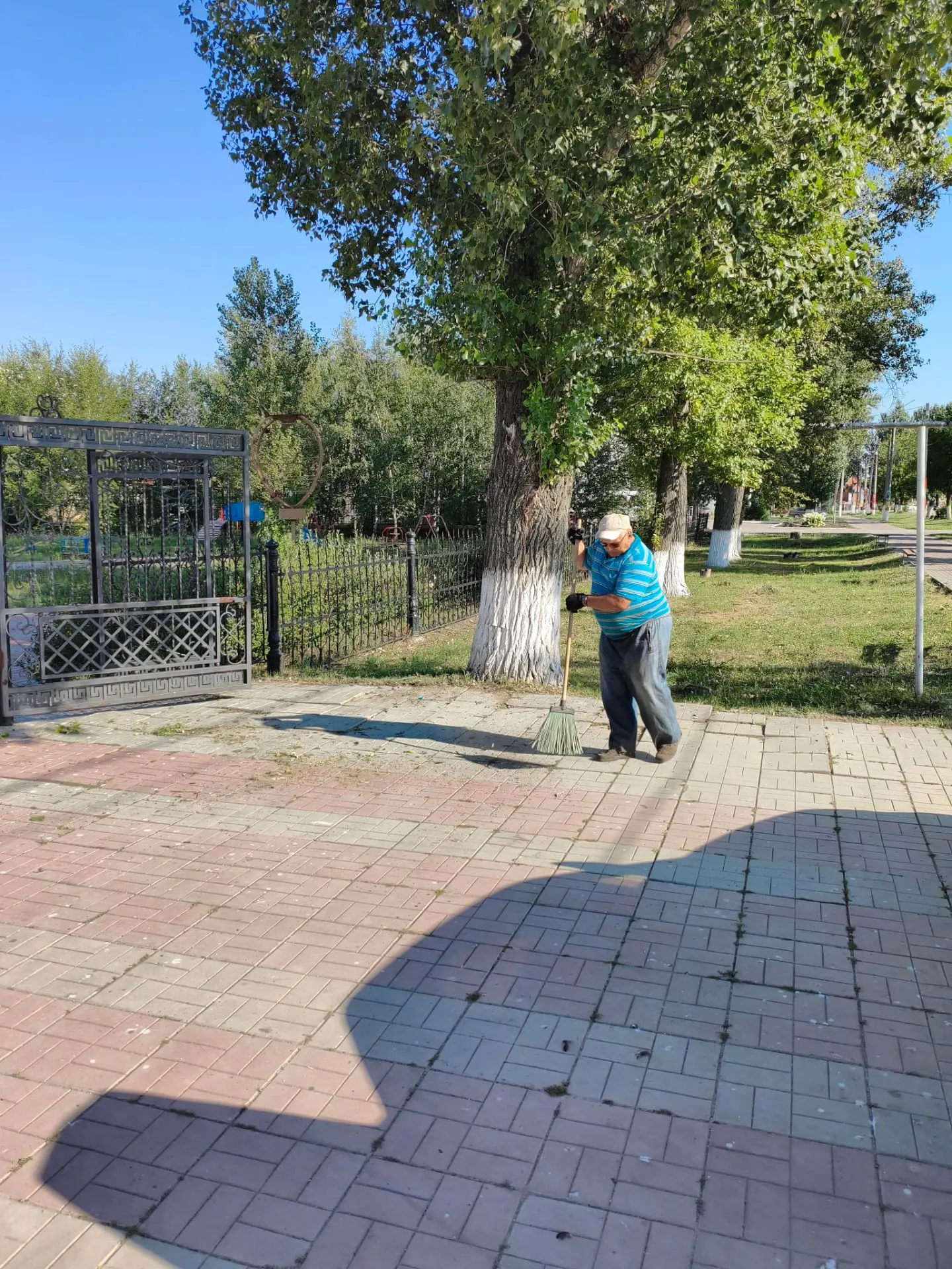 С раннего утра продолжаем наводить порядок в парке Победы с. Алексеевка.