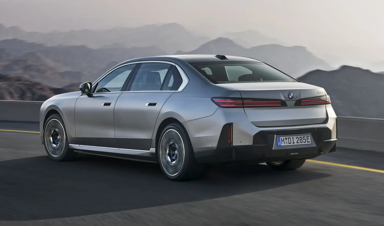 BMW обновила 7 Series: больше мощности и новый интерьер  Компания BMW показала обновлённый седан 7 S