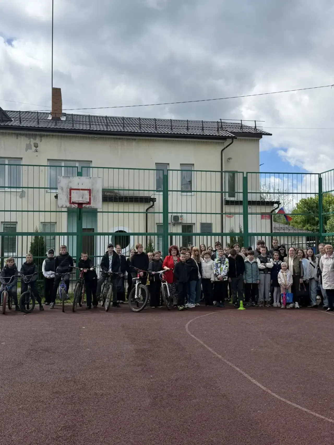 Сегодня в нашей школе прошло спортивное мероприятие "Безопасное колесо"🚲. Оно проходил...