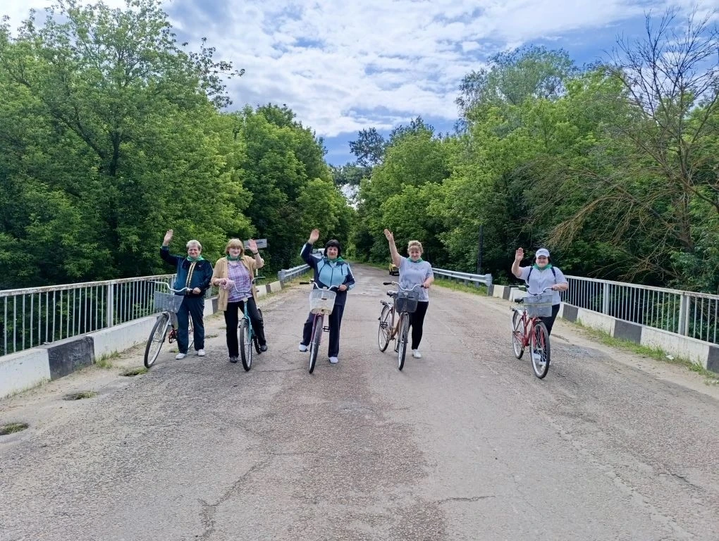 «Серебряная» велопрогулка

🚲В современных мегаполисах велосипед стал просто незаменимым средством п