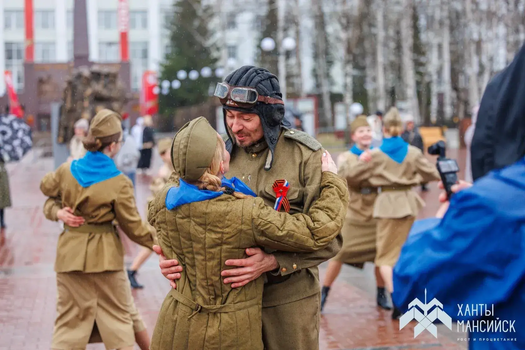 На минувших выходных Ханты-Мансийск отметил великий праздник – День Победы 🎗️  🕊️ Несмотря на каприз