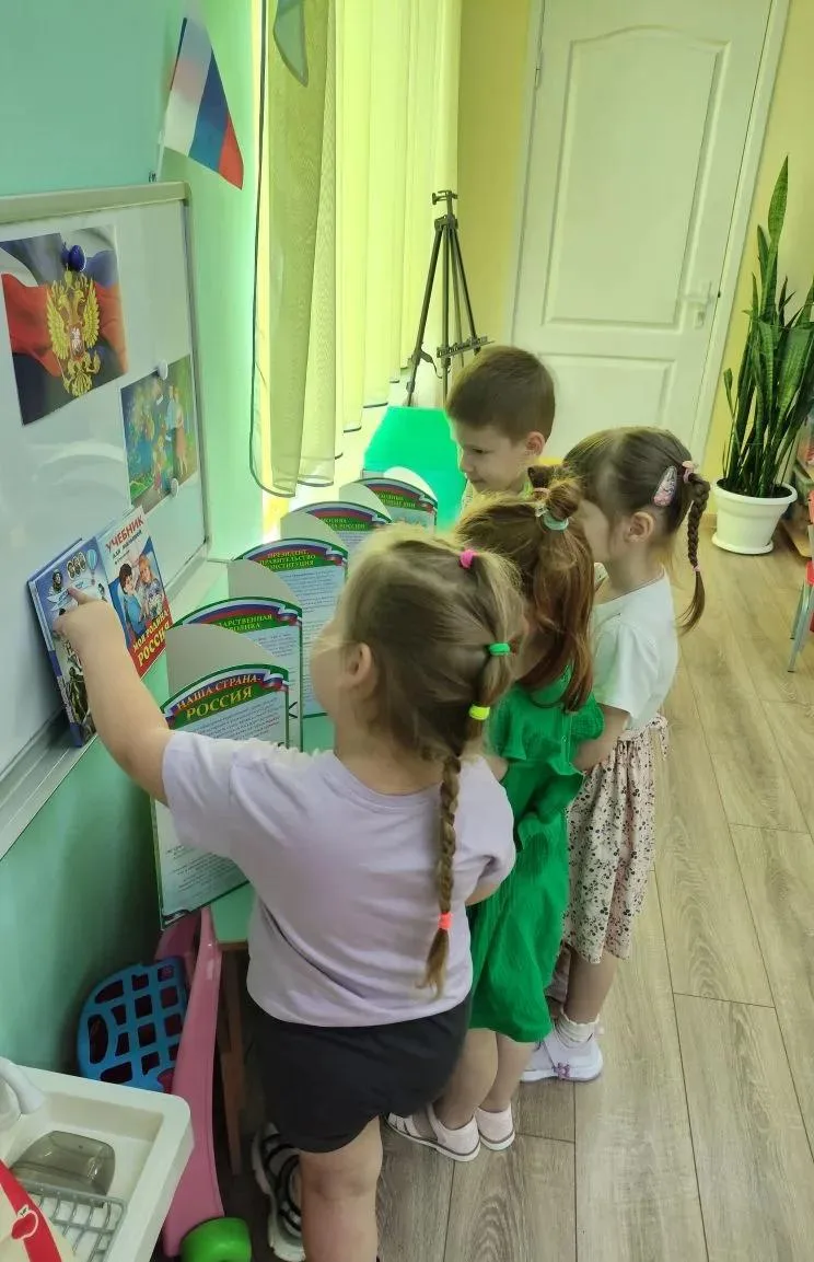 Три цвета на ладошках Родины

В нашей творческой мастерской, где всегда пахнет клеем и детской непос
