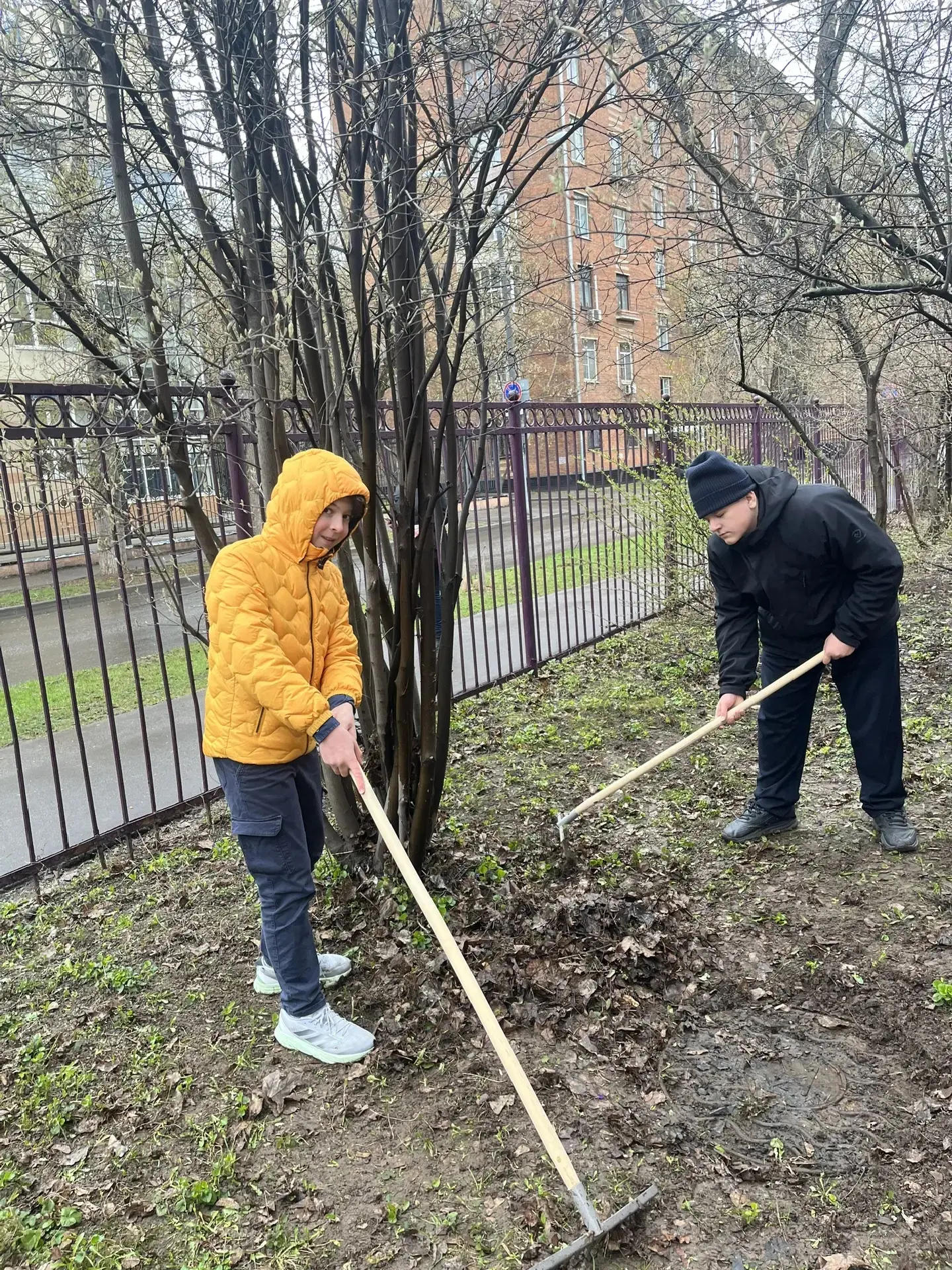 Городской субботник   Сегодня был полезный день! С утра мы дружным коллективом За нужный труд, отбро