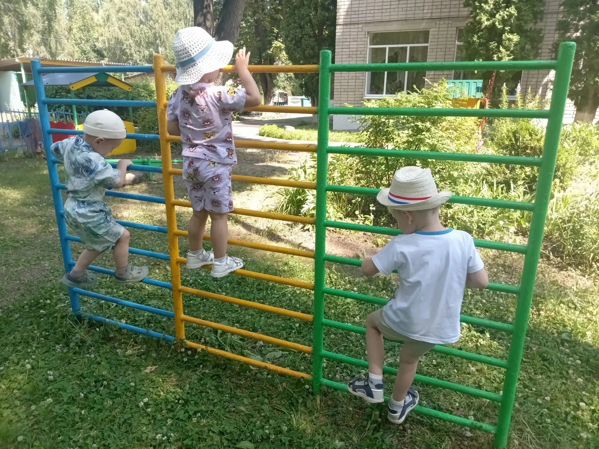 Свежий воздух и активные игры — важная часть дня наших малышей! На прогулке дети не просто бегают и 