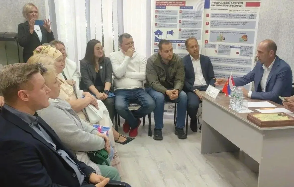 Жителям Плеханово рассказали о планах по развитию поселка и города
 
Сотрудники администрации города