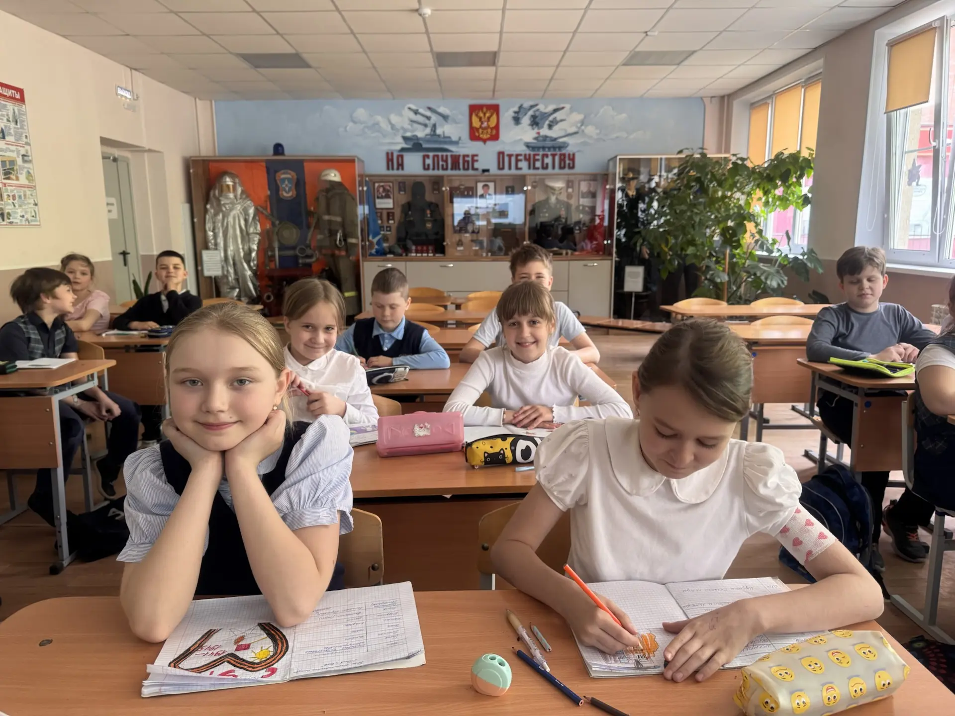 Это была особенная неделя🇷🇺  В преддверии 9 Мая в нашей школе царила особая атмосфера. Во многих каб