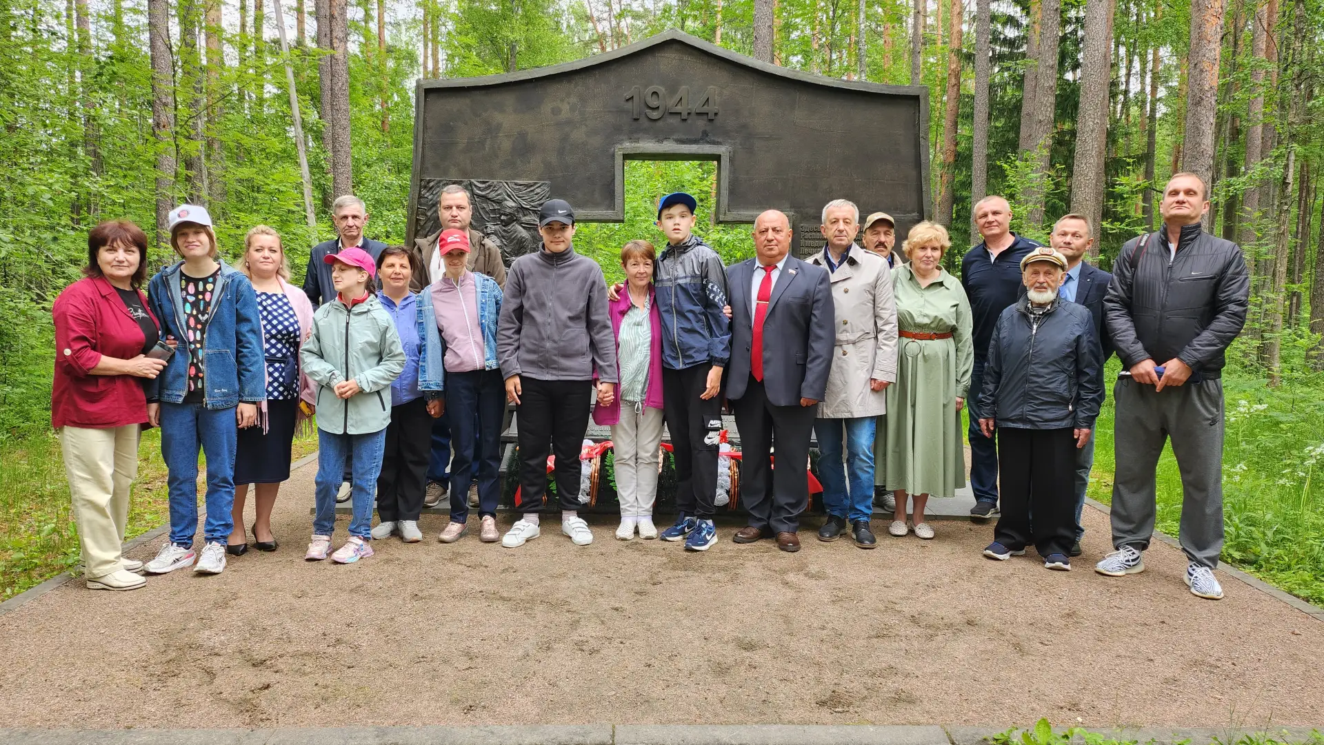 Память военных медиков почтили на улице Детской в посёлке Ушково

Старшие ребята нашего Домика приня