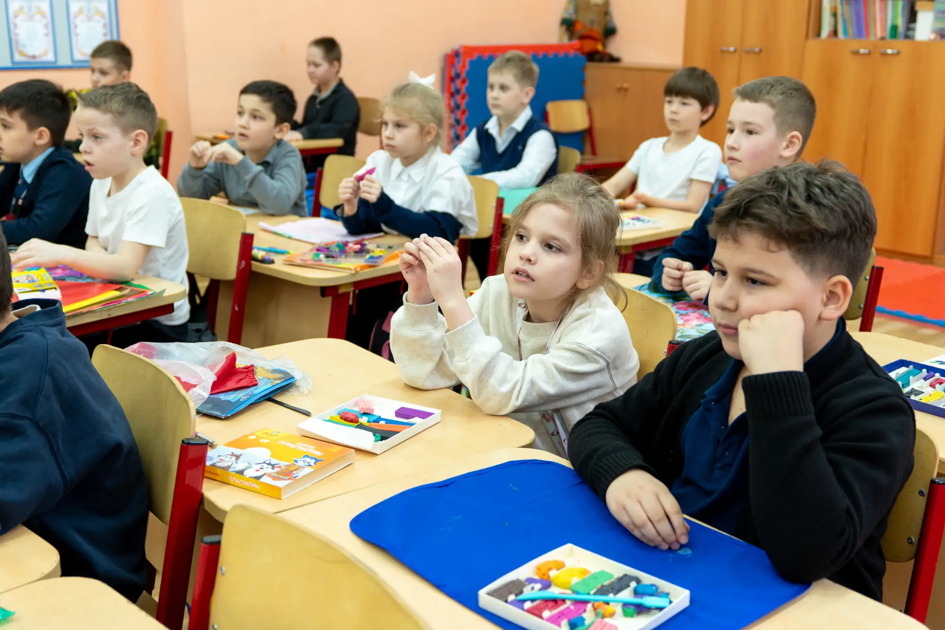 Страношары, пластилин и необычный учитель 💥  📣 Вчера во 2-Б прошёл очень необычный урок - у доски ст