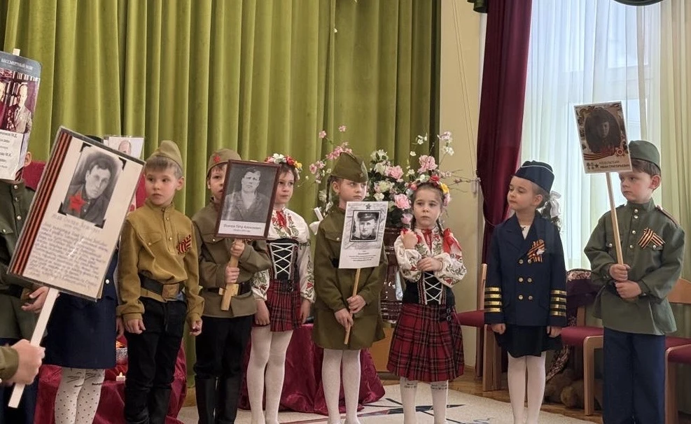 Парад памяти и гордости 🇷🇺  🎖️ В нашем садике прошёл торжественный парад! Ребята с флажками, цветами