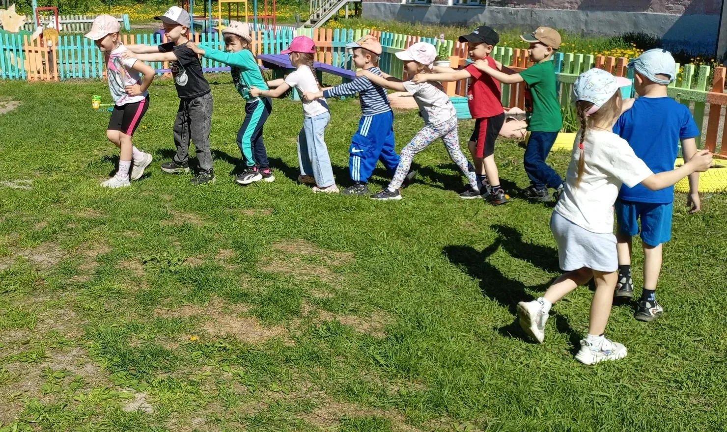 🌞 В старших группах  нашего ДОУ для воспитанников был проведен танцевальный флешмоб  «...