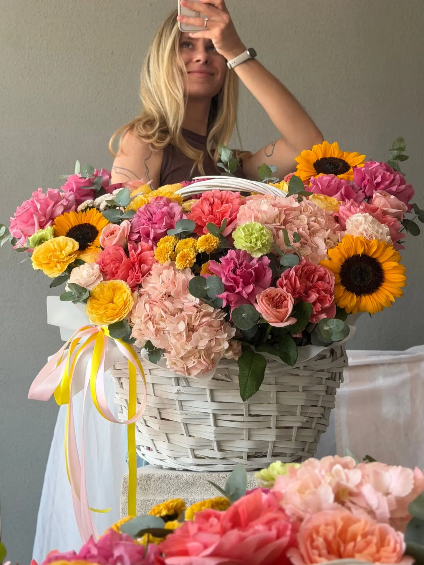 Такой букет не объясняют — на него просто смотрят и улыбаются. 🌸