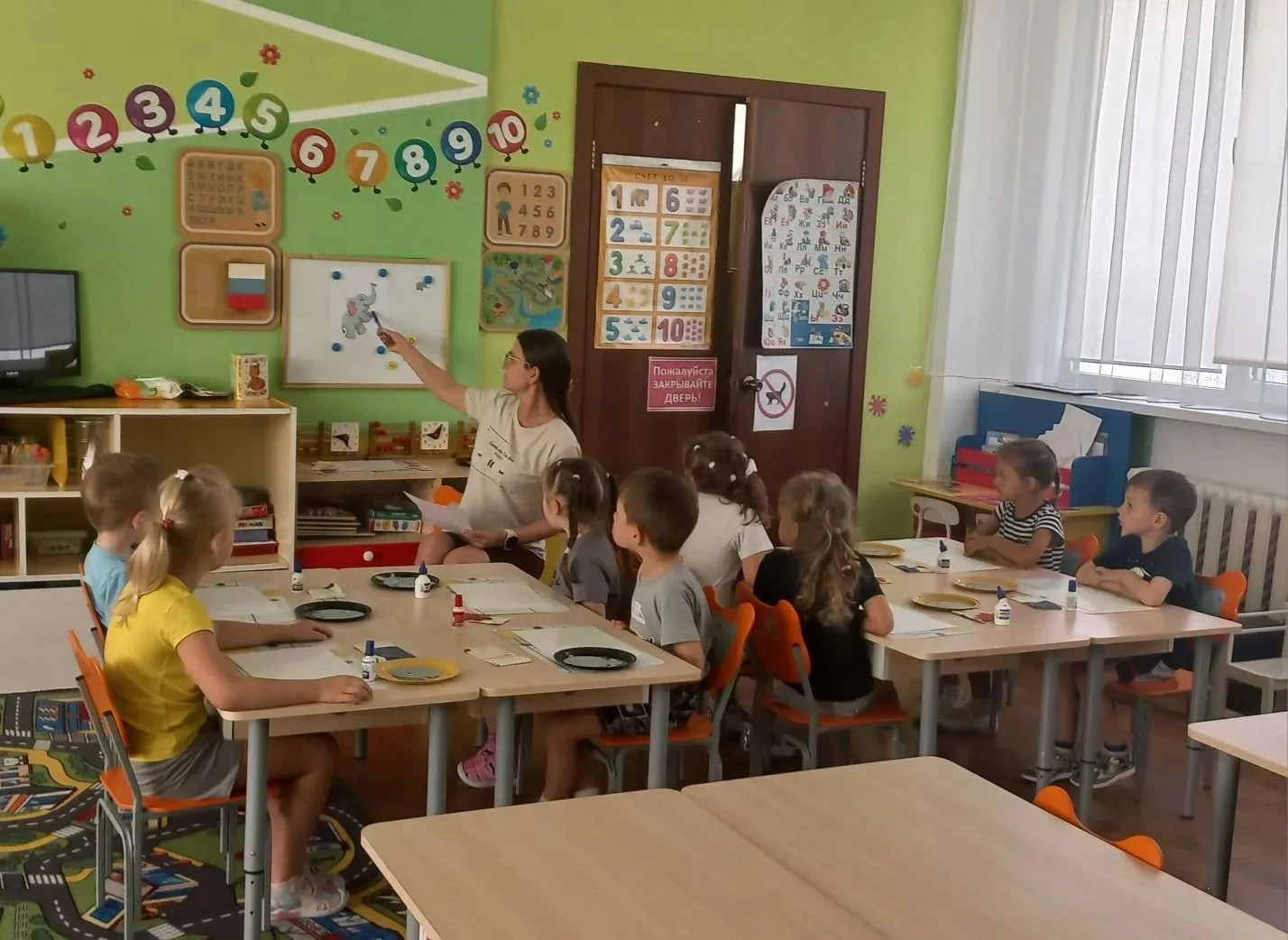 Спать пора, уснул бычок,
Лёг в коробку на бочок.
Сонный мишка лёг в кровать,
Только слон не хочет сп