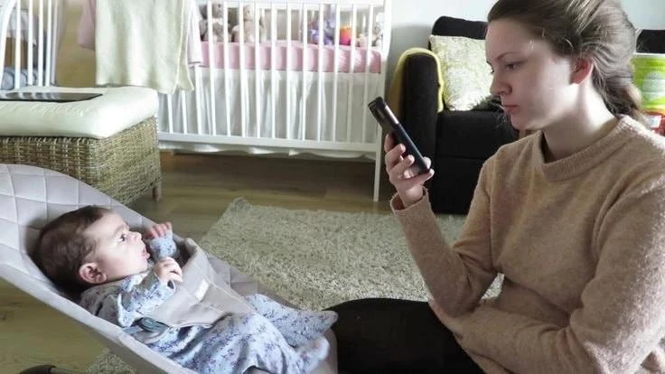 📱 Когда родитель в телефоне, ребёнок теряет больше, чем внимание