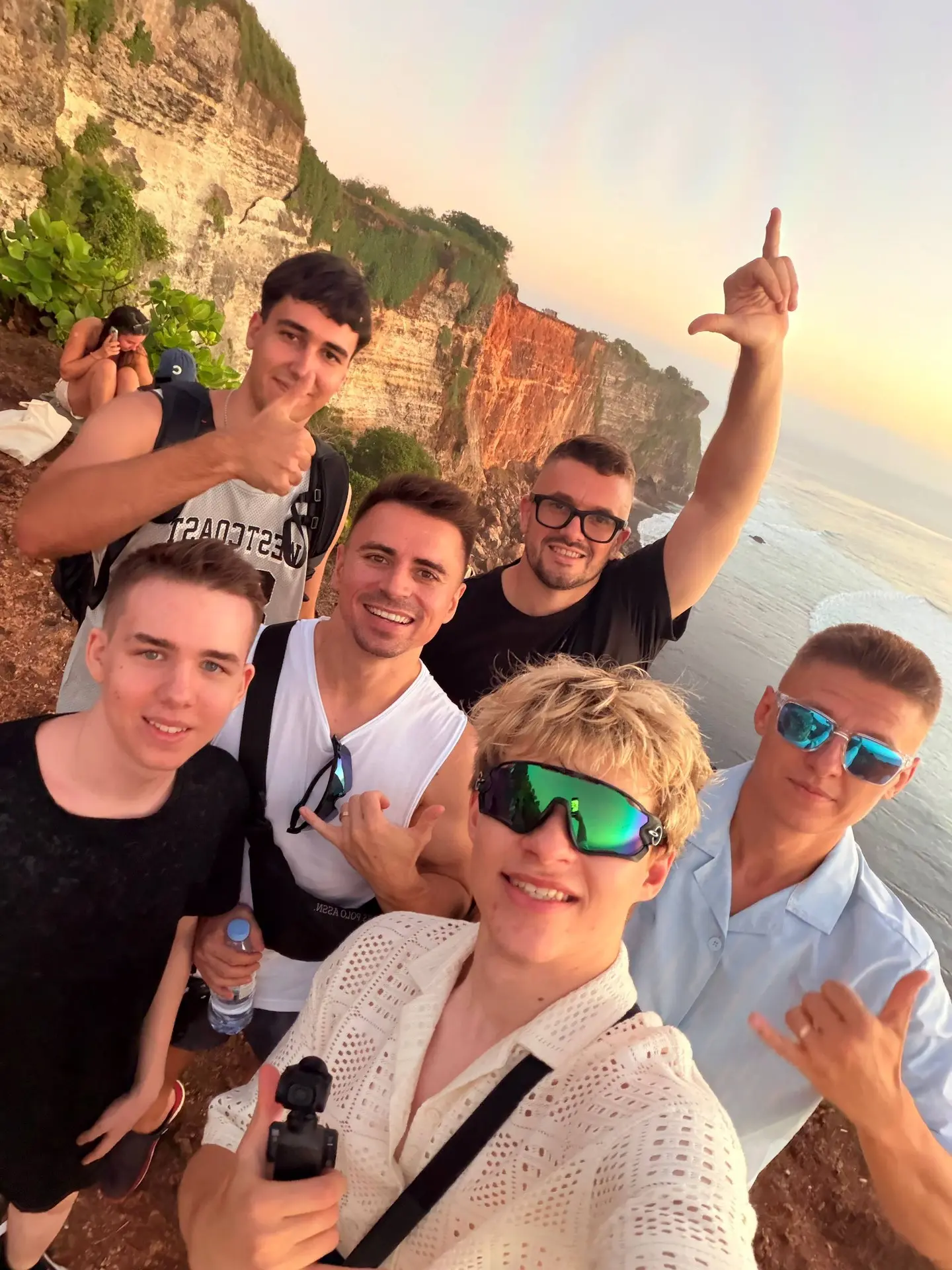 Выполняю челлендж ! ✈️

Я уже прилетел на БАЛИ! сутки был в полётах, ждите скоро очень топовый видос