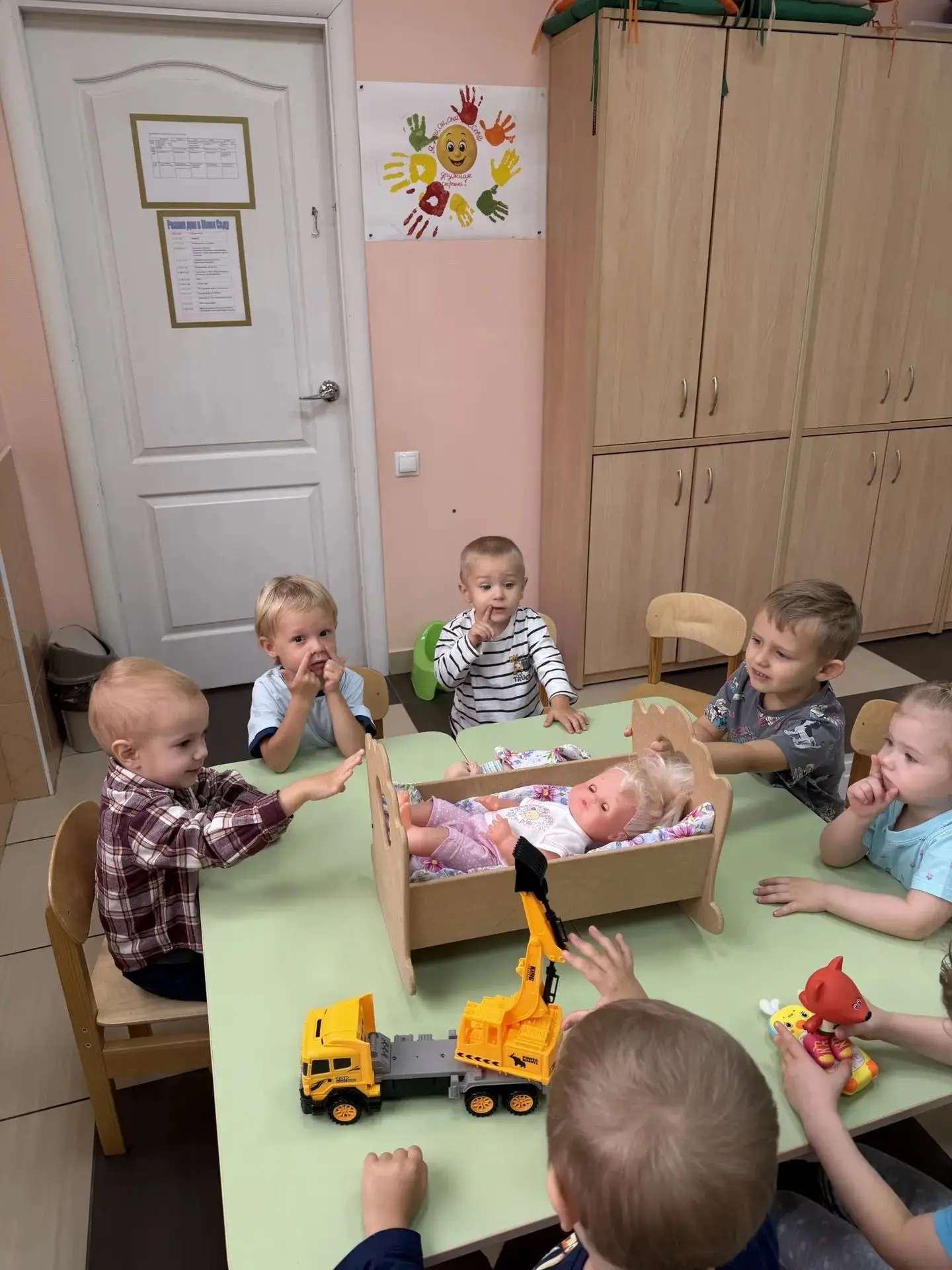 В нашем детском саду — небольшая группа, где каждый ребёнок остаётся в поле внимания на...