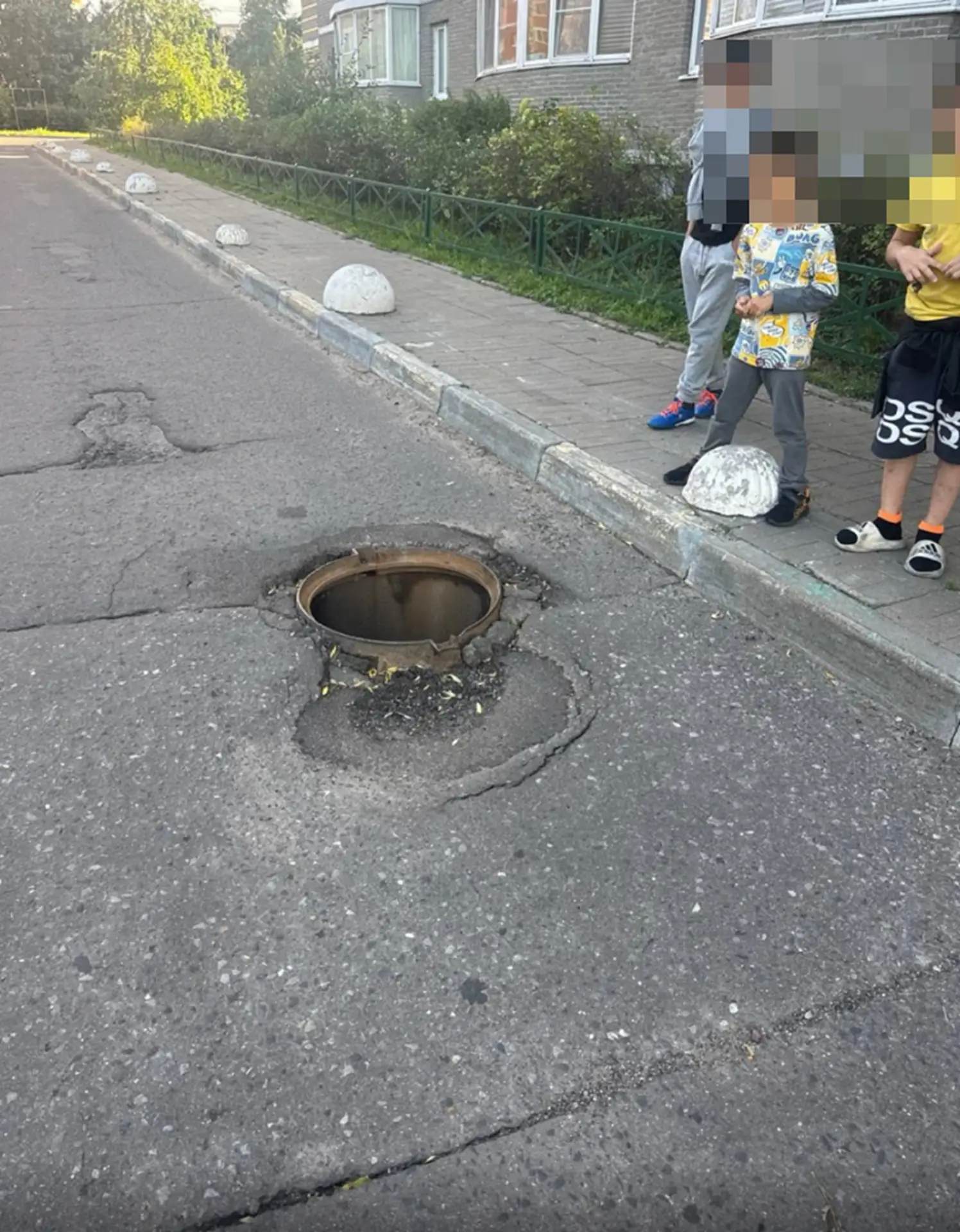 🚧 На ул. Михаила Марченко, 10 и 12, недавно перекладывали асфальт — но из‑за работы те...