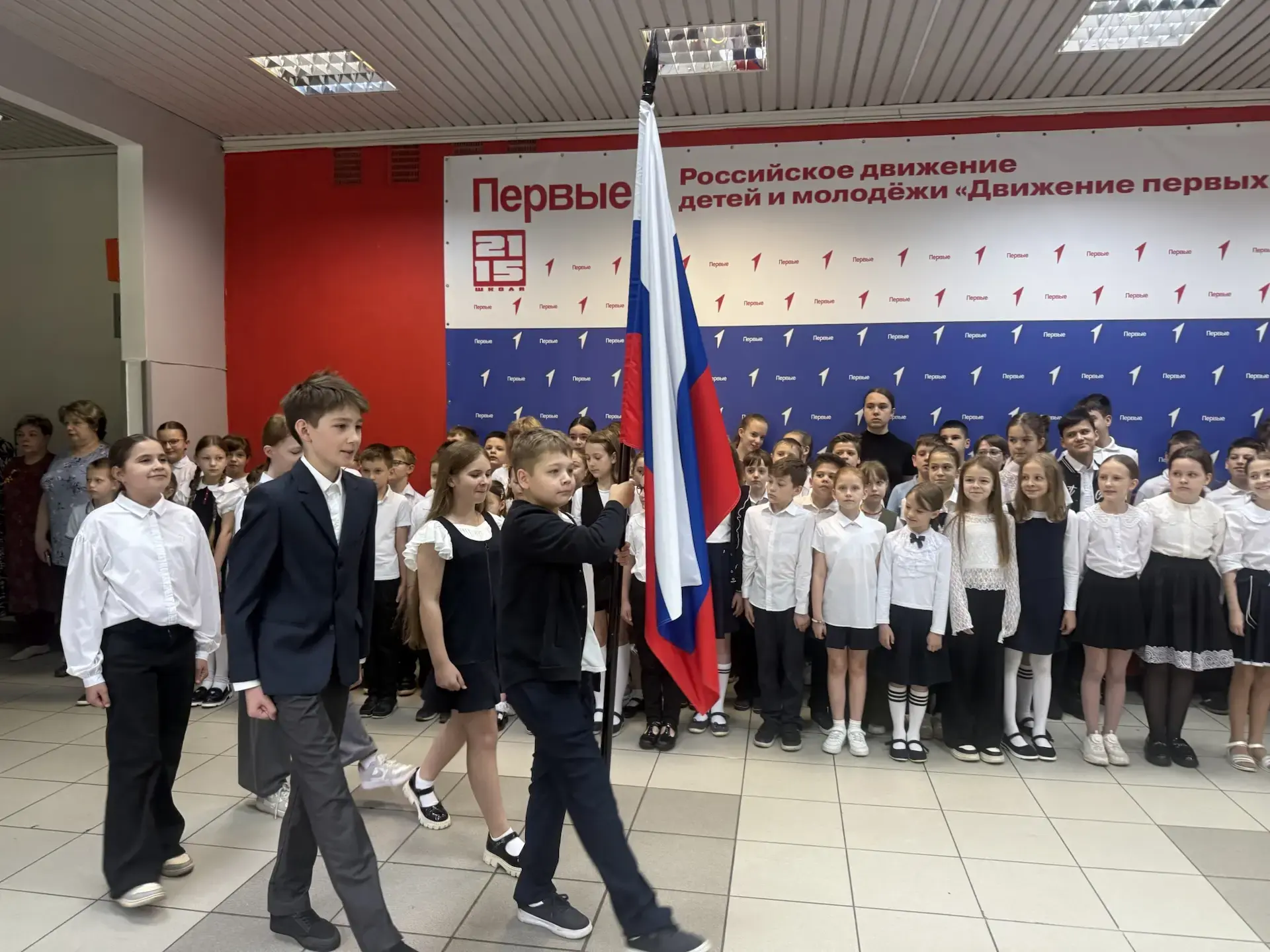 🏆 Утро, с которого хочется начать неделю!  🇷🇺 Сегодня понедельник в нашей школе начался по-настоящем