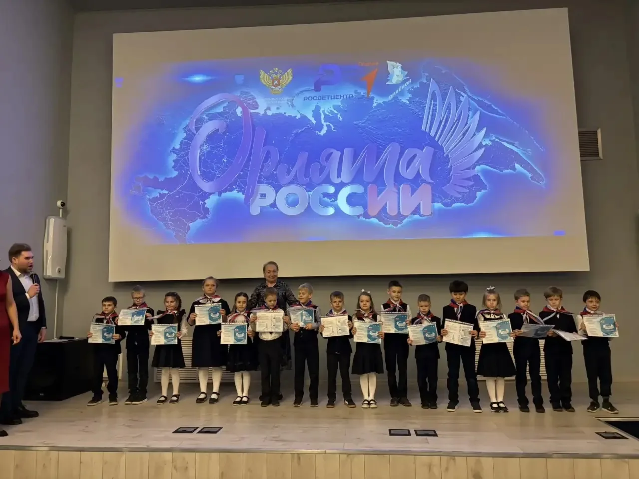 🚀 Старт космического масштаба: посвящение в «Орлята России» началось!   🇷🇺 В нашей школе официально 