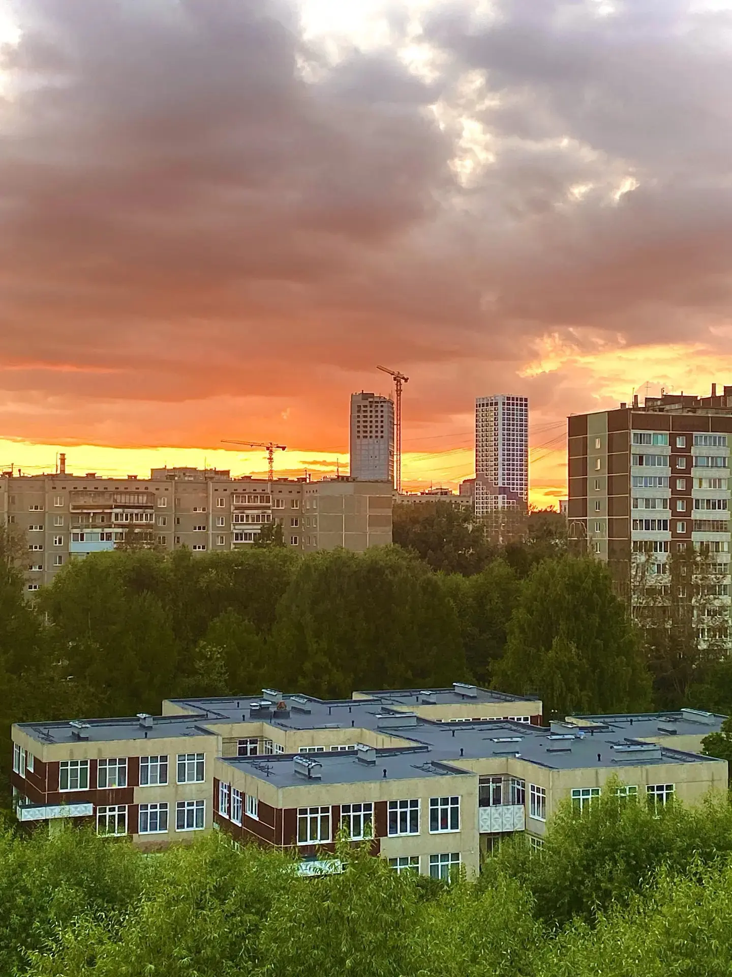 Оранжевый закат на ЖБИ