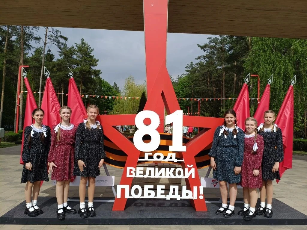 Праздничное настроение от солистов образцовой музыкальной студии «Камертон»