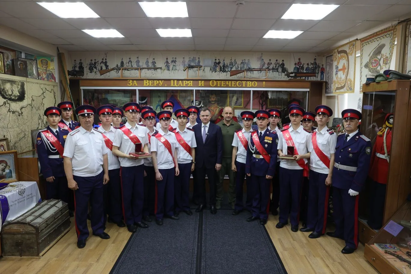🫡 В городе Шахты Ростовской области посетил кадетский корпус им. генерала Бакланова. Это не просто у
