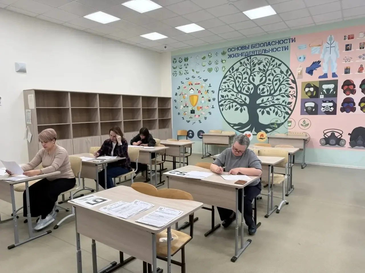 Сегодня в нашей школе родители поменялись с детьми местами. Да-да, они прошли через всё: контроль, м
