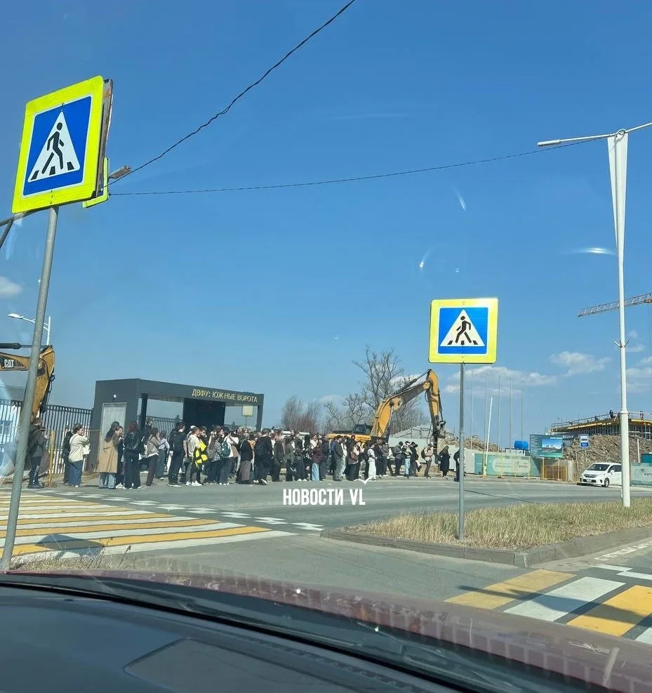 Огромная пробка собралась в сторону Русского острова во Владивостоке из-за раскопок в районе мини-ТЭ