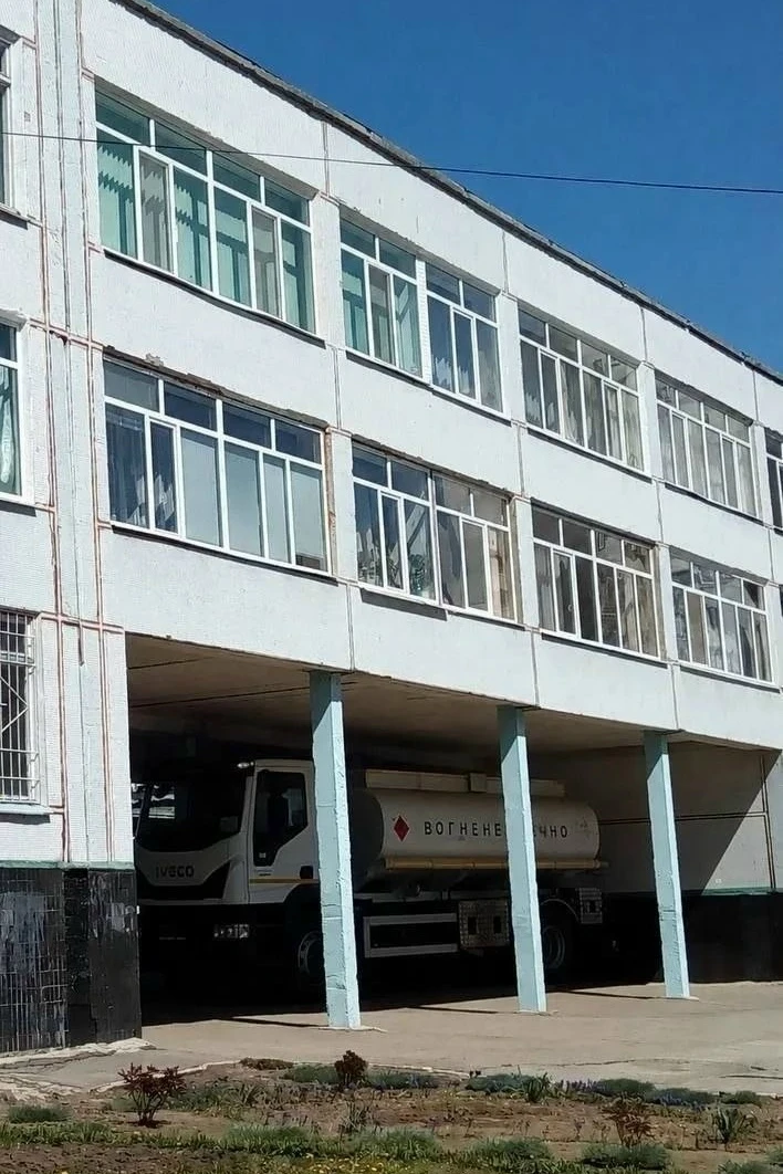 ❗️Хохлы начали прятать бензовозы в школах .