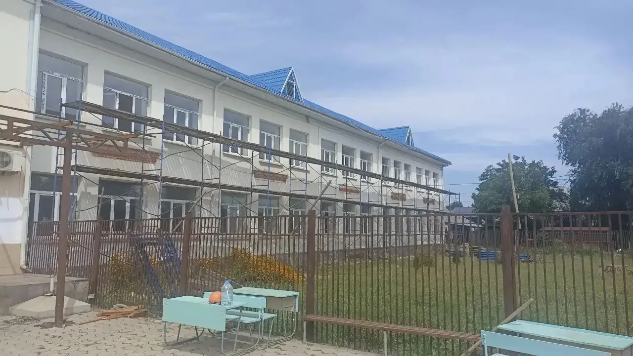 📢Работы по капитальному ремонту школы №1 в Минводах идут по графику